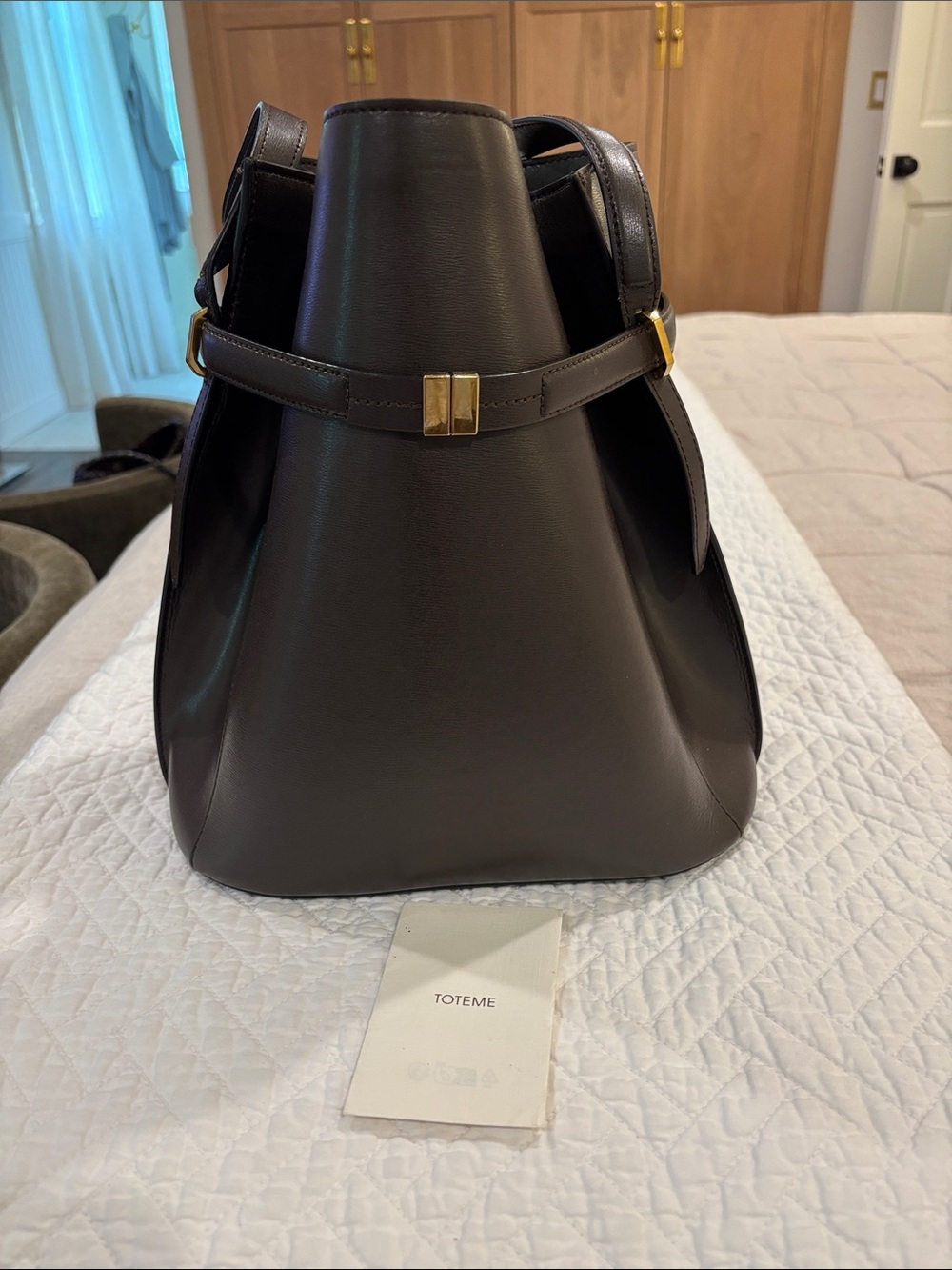 Toteme Belted leather bucket bag - Picture 6 of 16